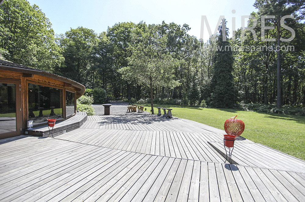 Immense terrasse en bois. C0948