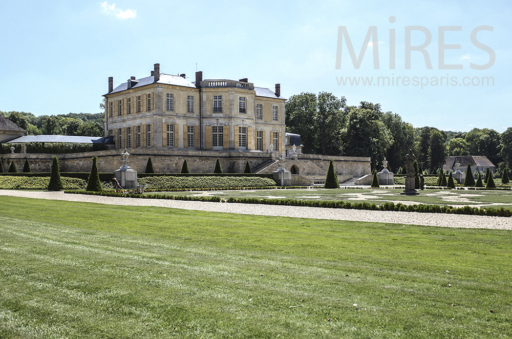 C1580 – Authentique château préservé