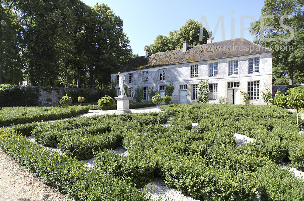 C1580 – Small boxwood garden