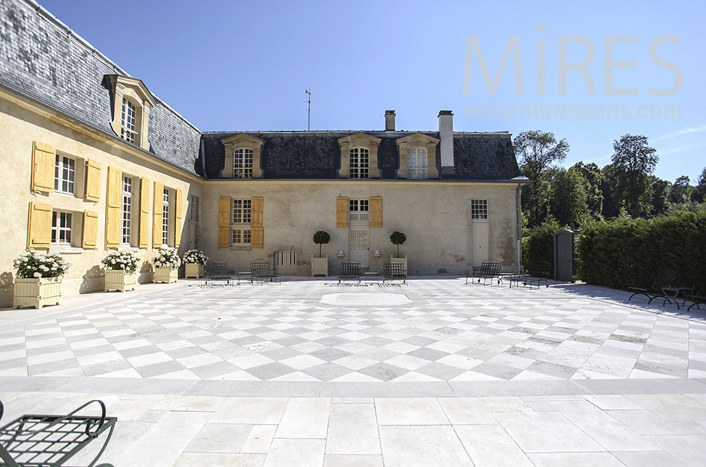 C1580 – Large terrace in checkerboard