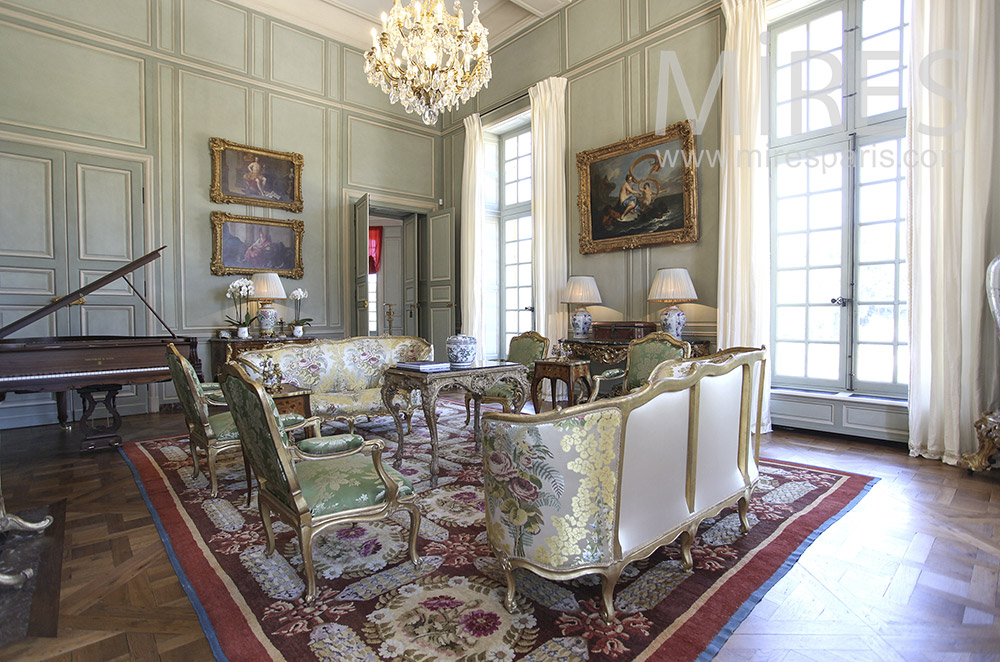 Beau salon Louis XIV et son piano. C1580
