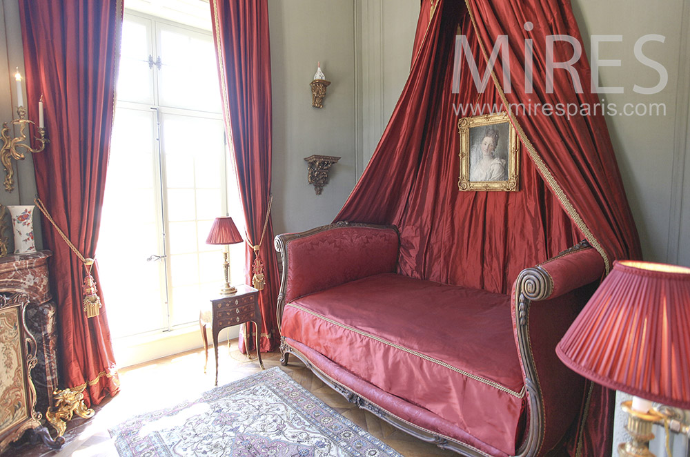 C1580 – Petite chambre rouge