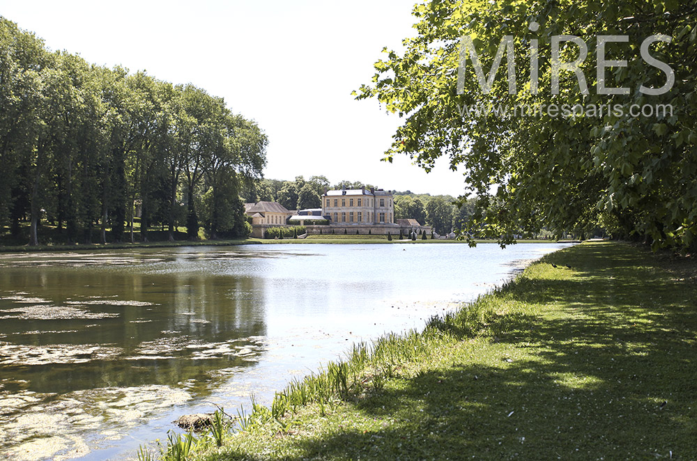 C1580 – Paisible pièce d’eau du château