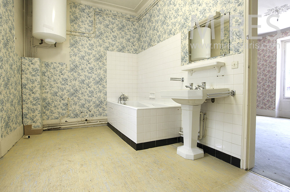 Classic bathroom. C1585