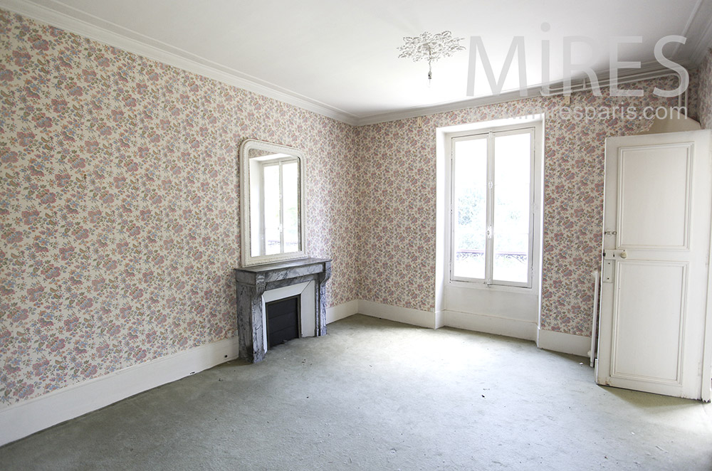Bedroom with wallpaper. C1585