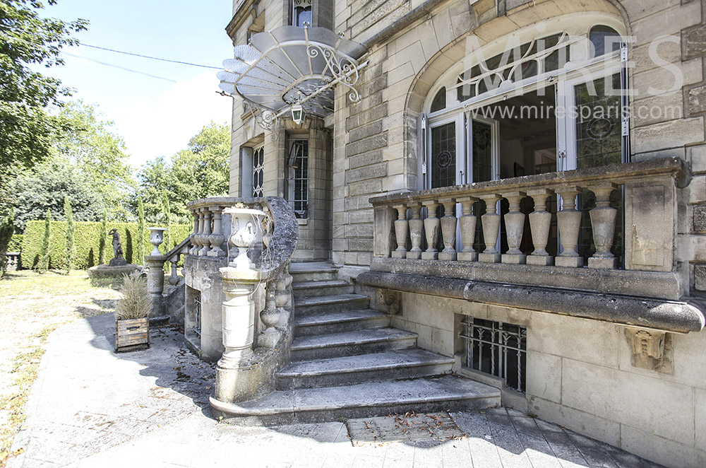 C1586 – Stone entrance