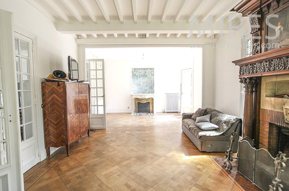 C1586 – Living room and old fireplace