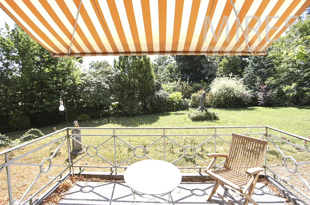 C1586 – Terrasse de jardin avec store rayé