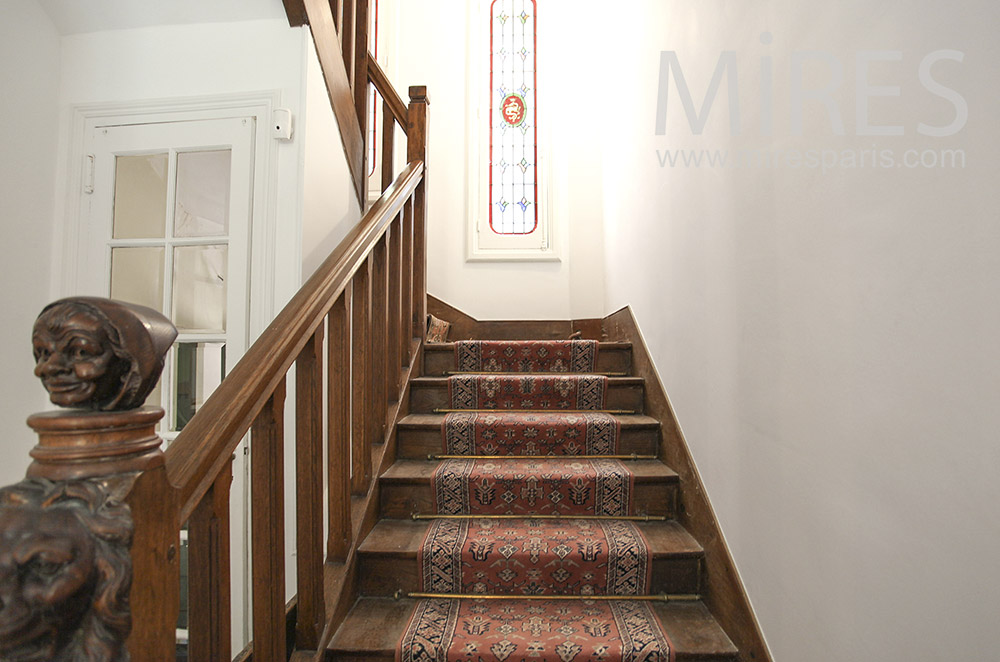 C1586 – Escalier avec tapis