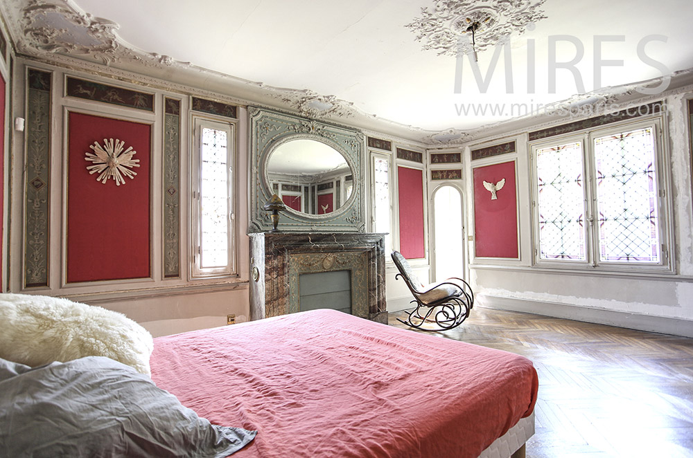 C1586 – Chambre rouge avec vitrail