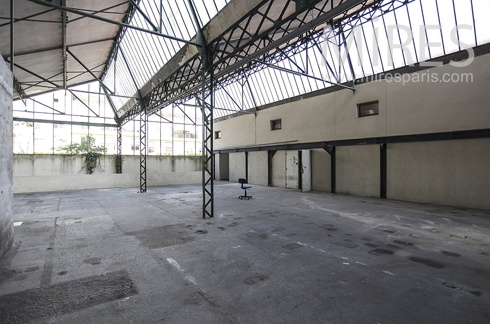 Hangar lumineux. C1588