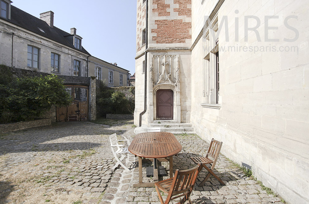 C1590 – Stone courtyard