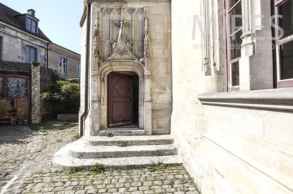 C1590 – Entrée sculptée