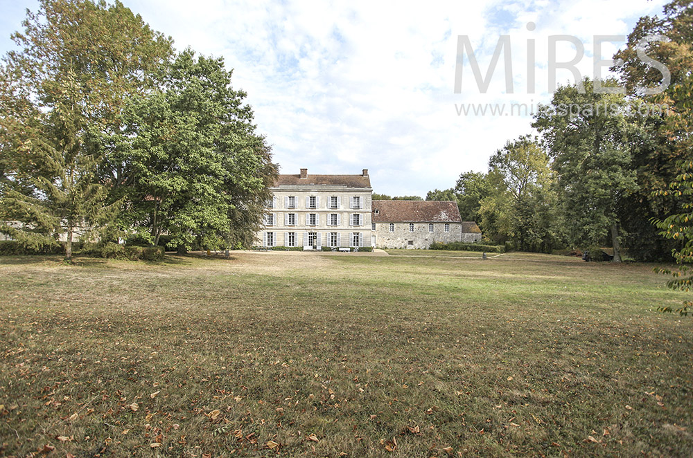 C0642 – Maison de famille, parc et granges