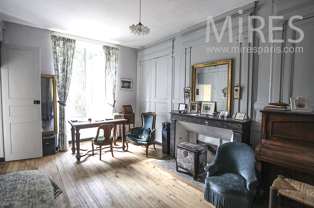 C0642 – Ancienne chambre avec bureau et piano