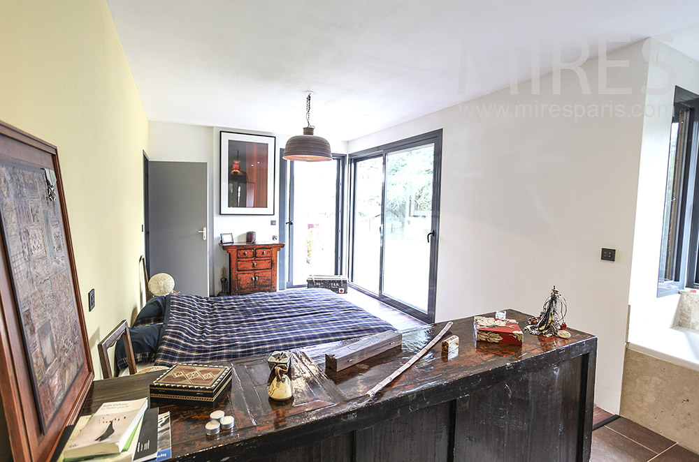 C1591 – Bedroom with modern French window