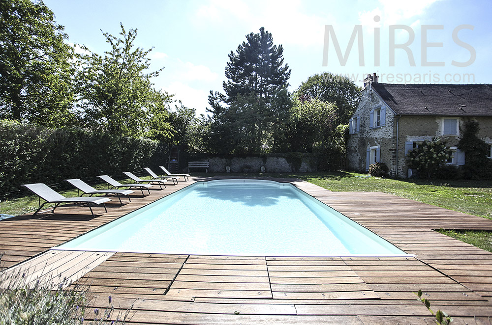 C1592 – Piscine bordée de bois