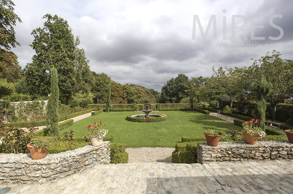 C1593 – Garden, lawn and fountain