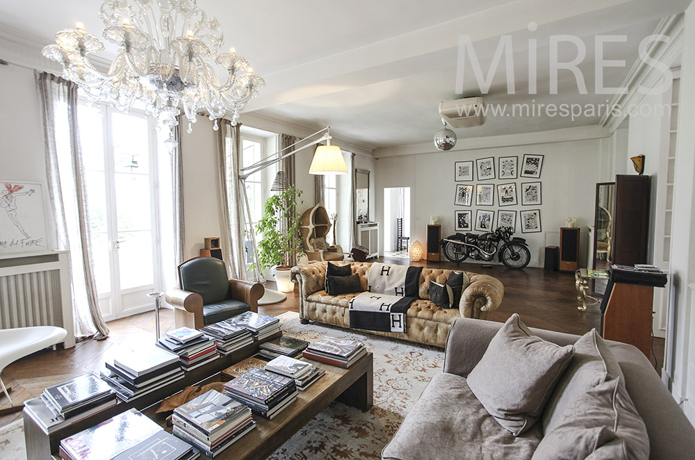 C1593 – Large white living room with patio doors