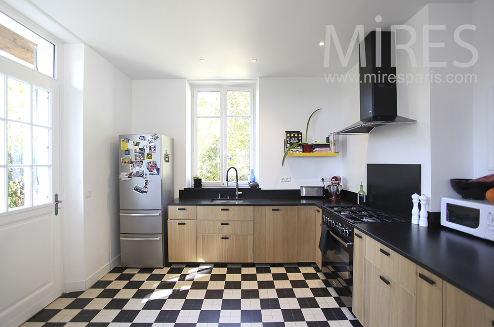 C1594 – Black and white kitchen