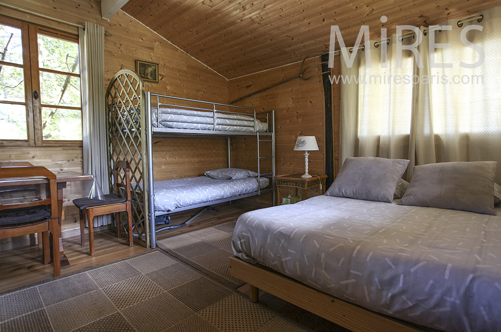 Chambre familiale en bois. C1596