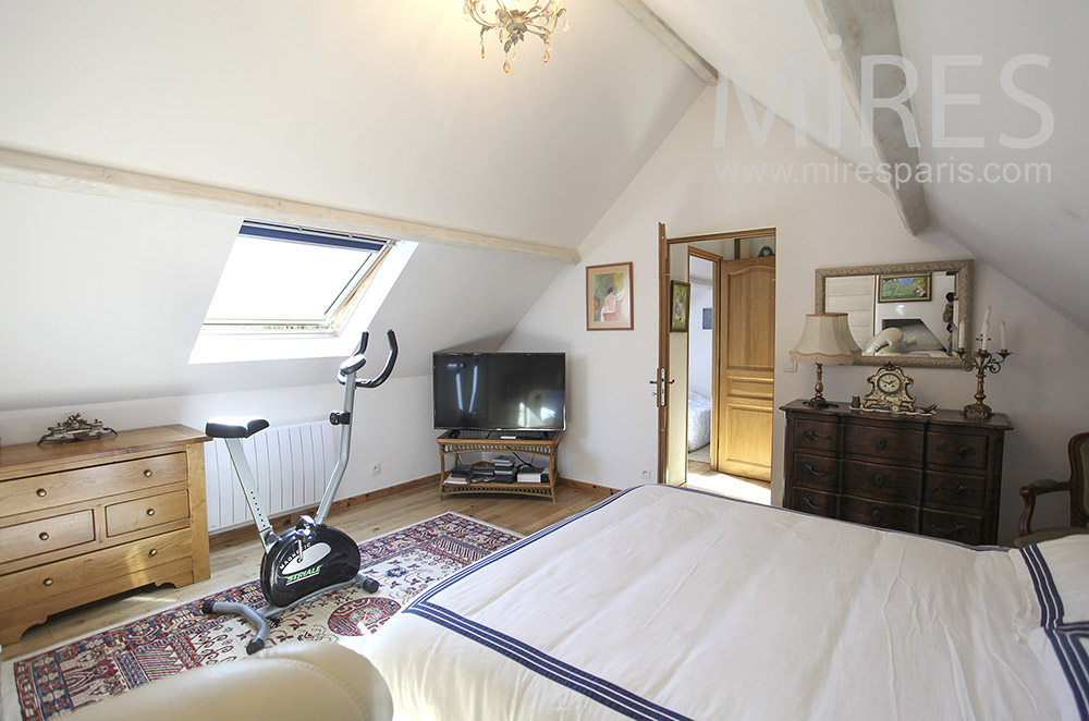 Chambre sportive sous les toits. C1596