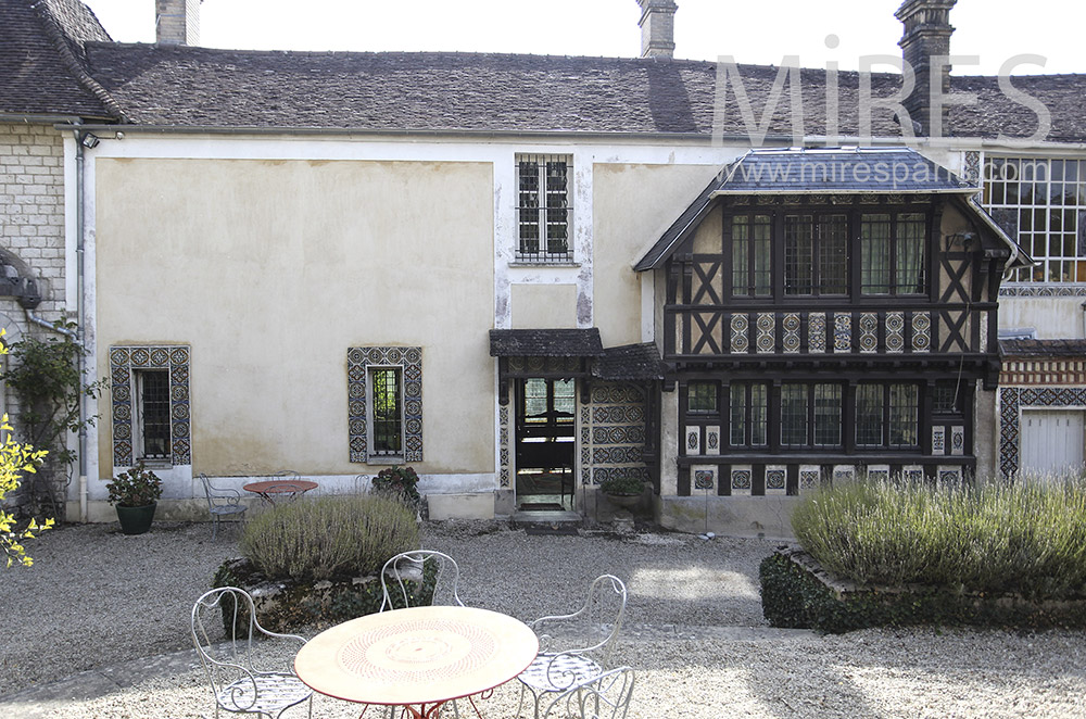 Entrance courtyard and half-timbering. c1597