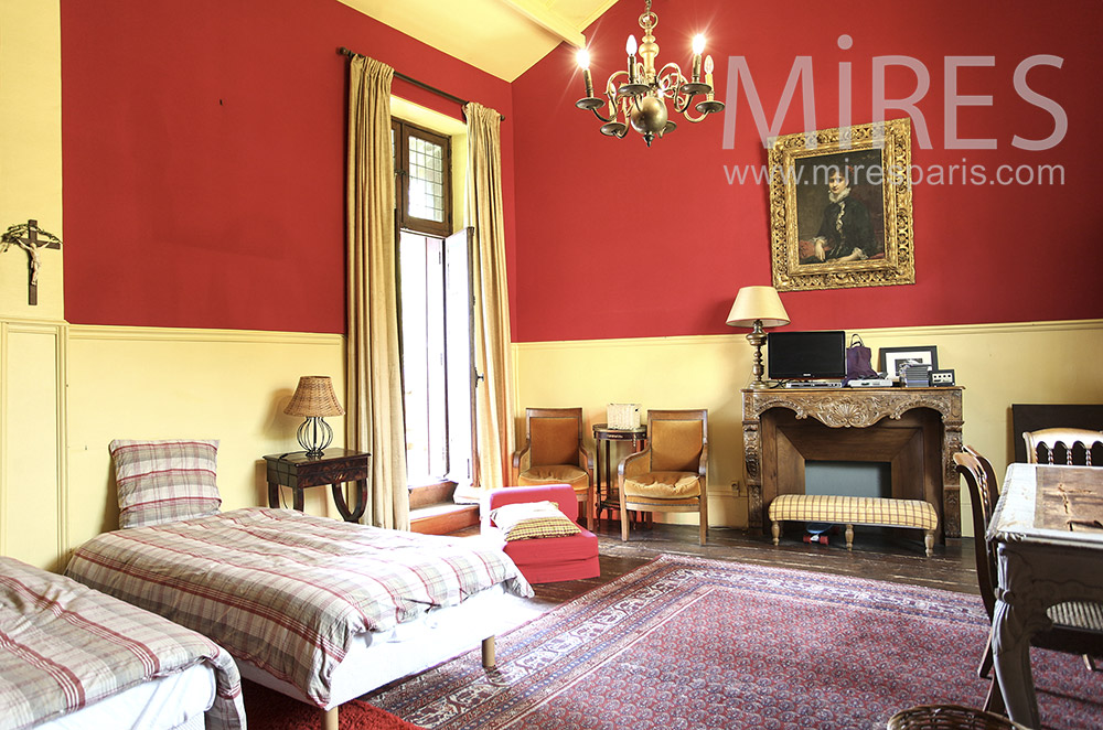 C1597 – Chambre double ancienne, jaune et rouge