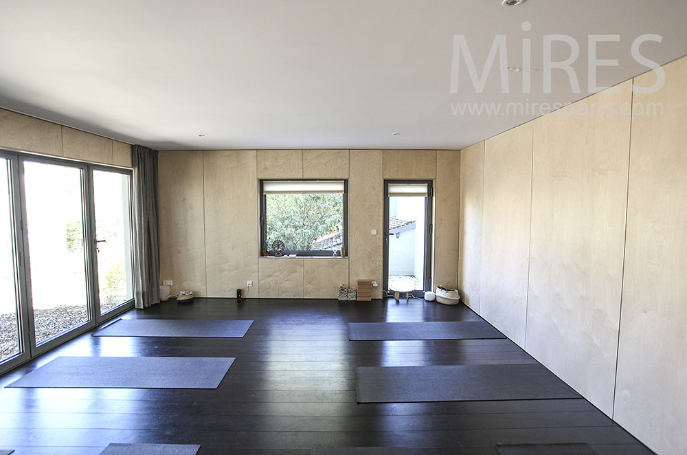 C1598 – Salle de yoga, plancher noir