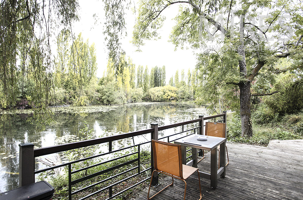 Petite terrasse au bord de l’eau. C1600