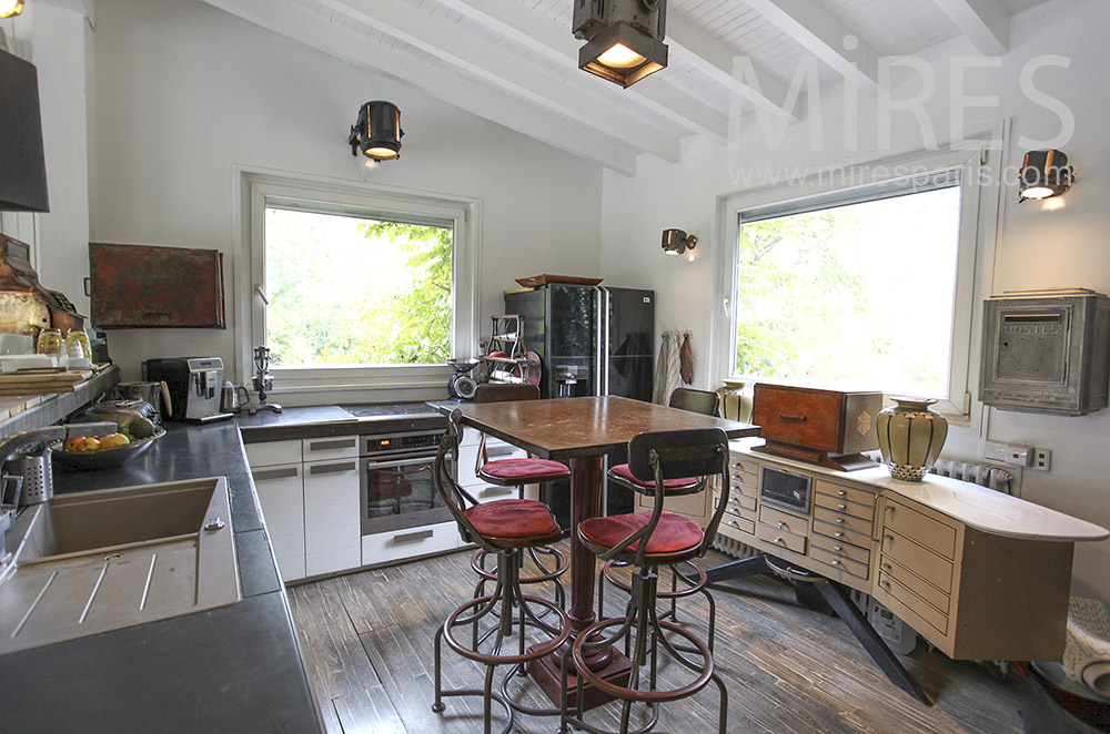 C1600 – Kitchen with small high central table