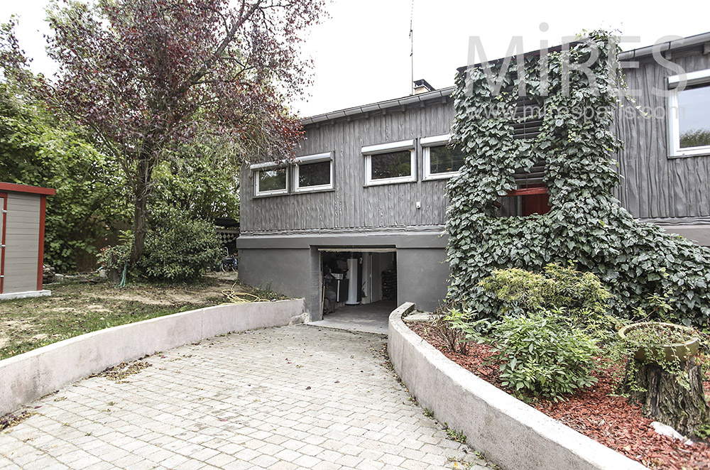 C1600 – Garage in the basement