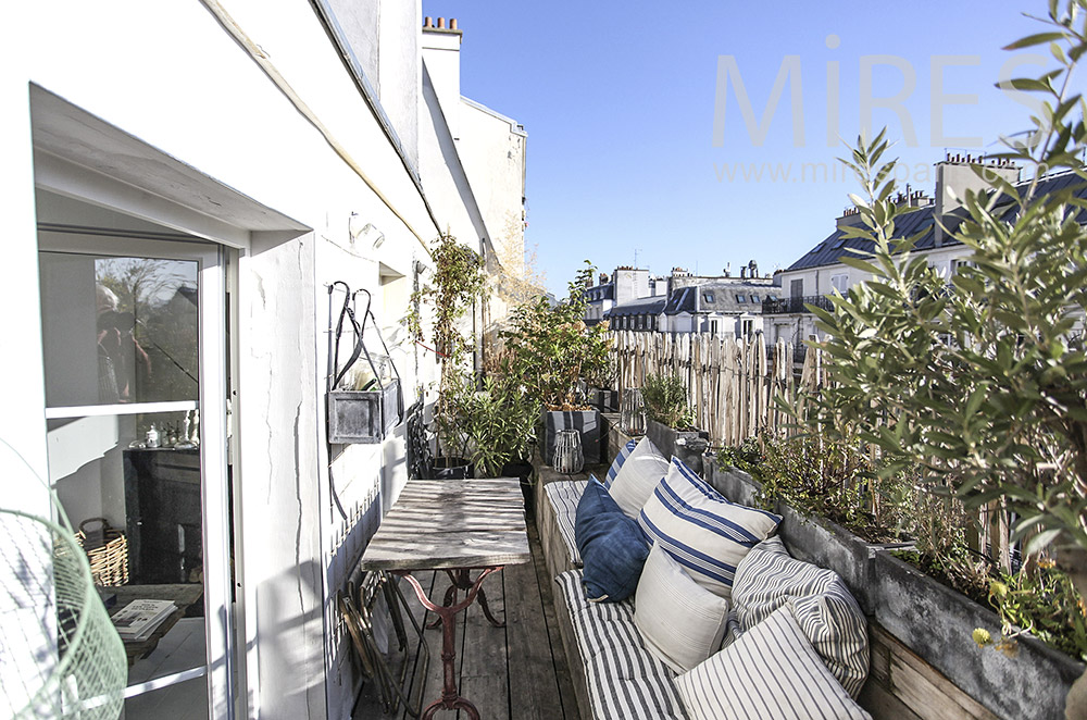 Confortable balcon parisien. C1601