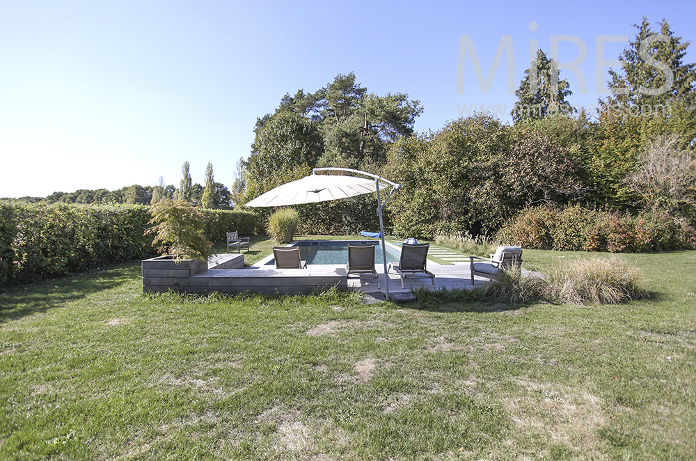 Piscine au fond du jardin. C1602