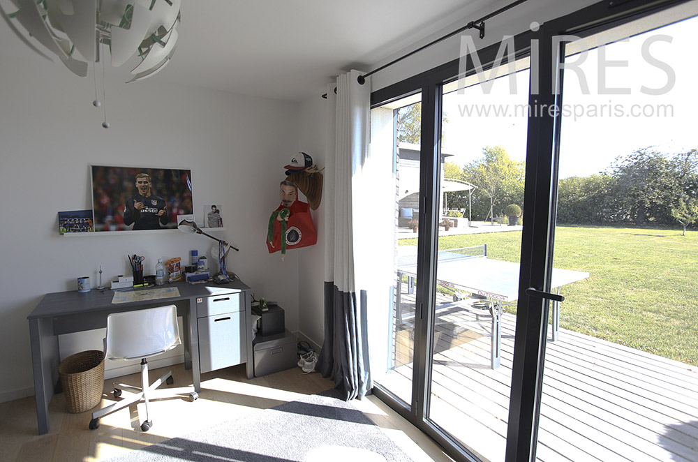 Chambre d’adolescent donnant sur terrasse. C1602