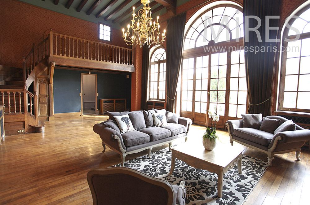 Large living room and bay windows. C1604