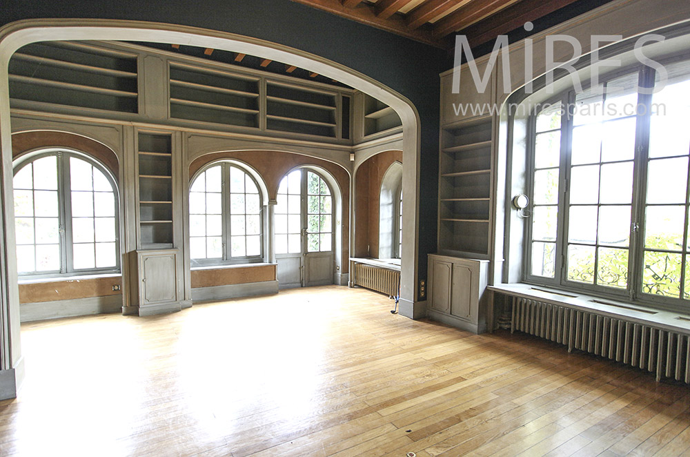 Double salon à boiseries grises. C1604
