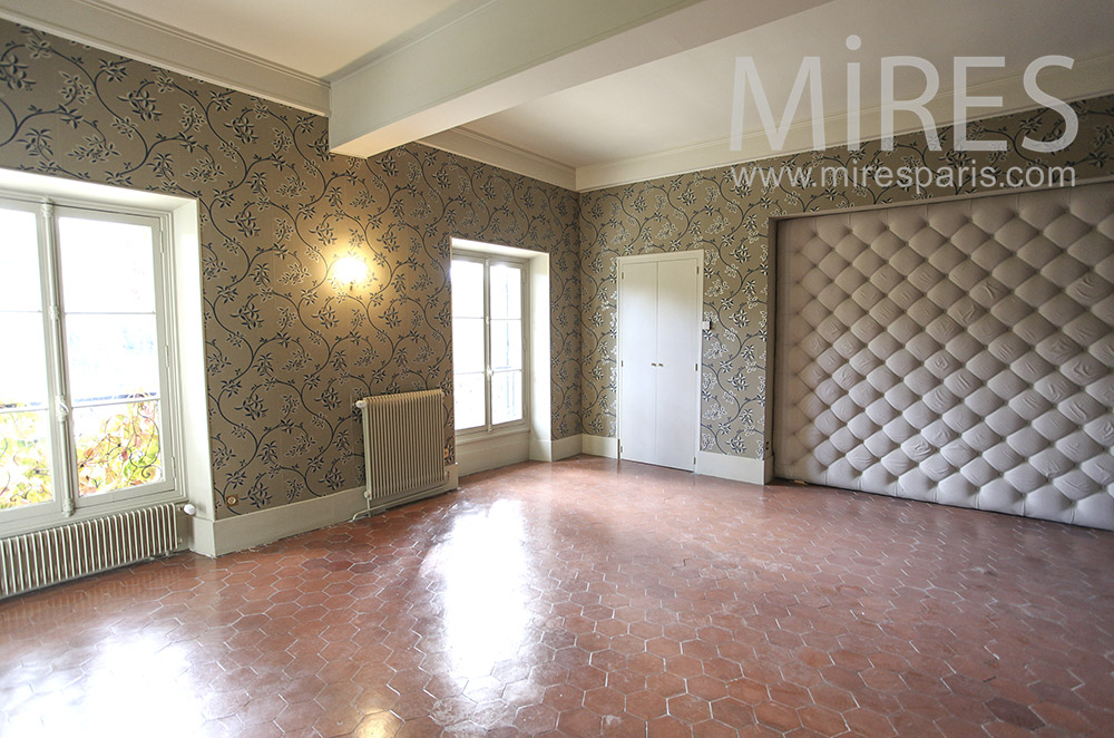 Grande chambre vide à mur capitonné. C1604