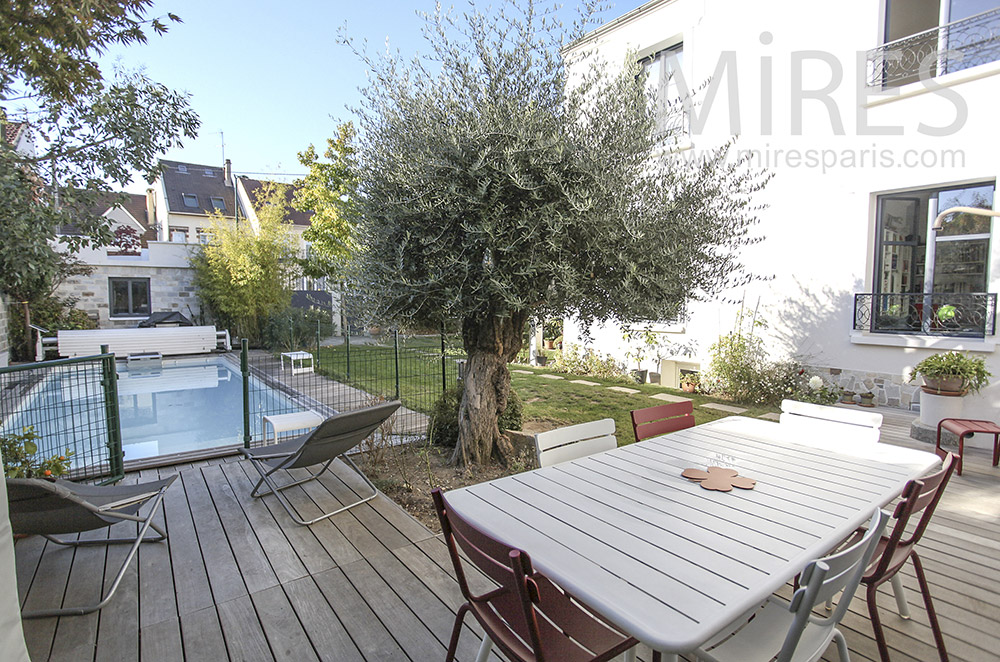 Agréable terrasse avec olivier. C1606