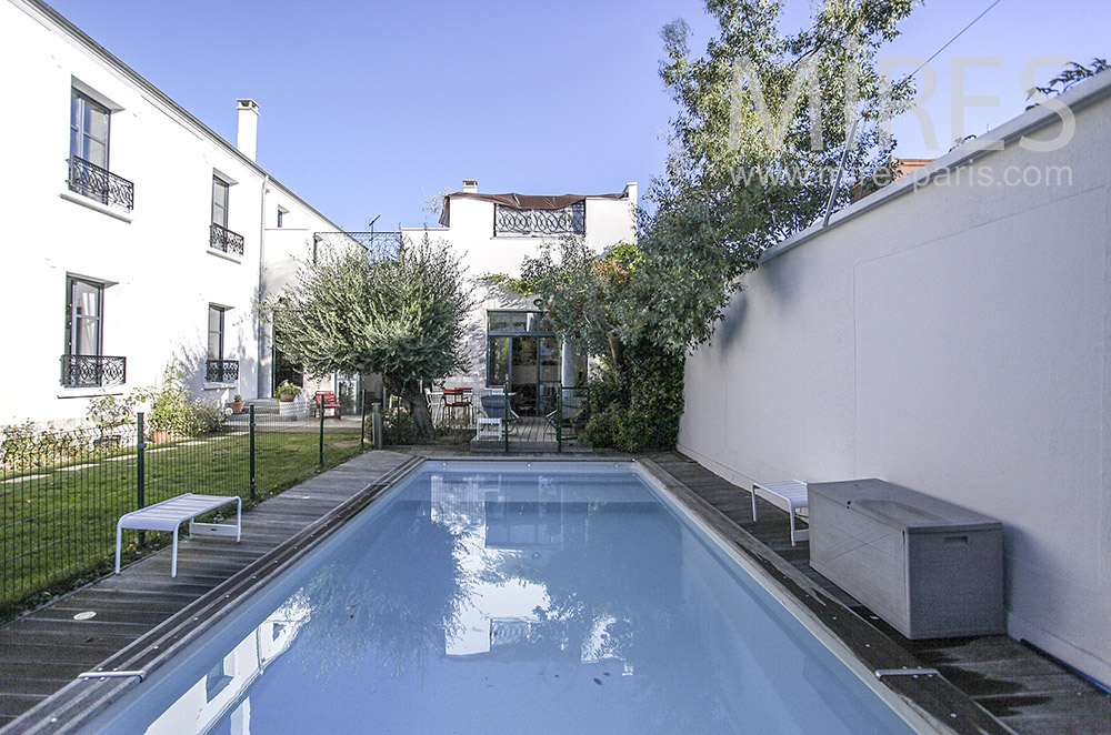 Piscine et petit jardin. C1606