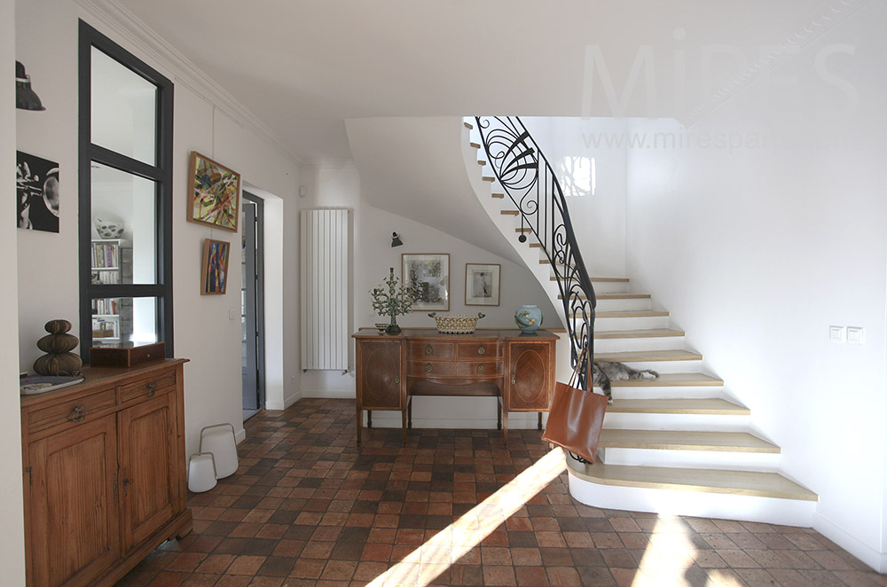 Escalier blanc et bois. C1606