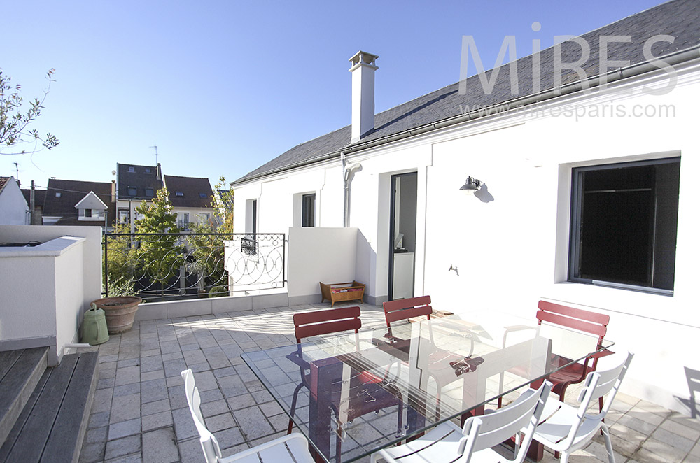 Terrasse blanche en étage. C1606