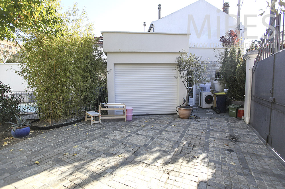 Small white garage. C1606