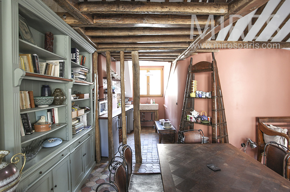 C1633 – Kitchen and exposed beams