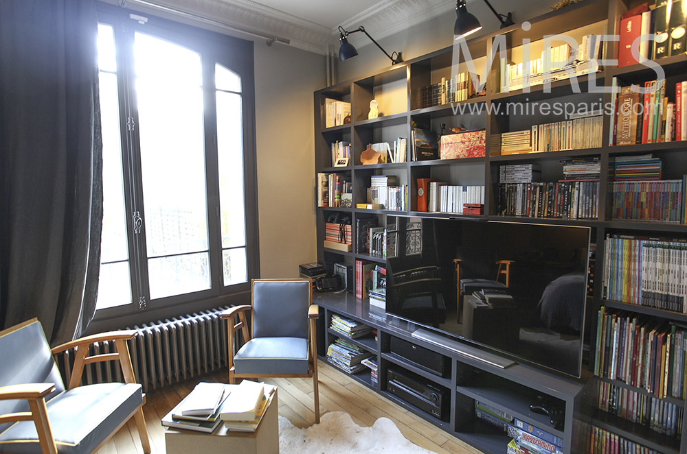 Chambre avec mur bibliothèque. C1608