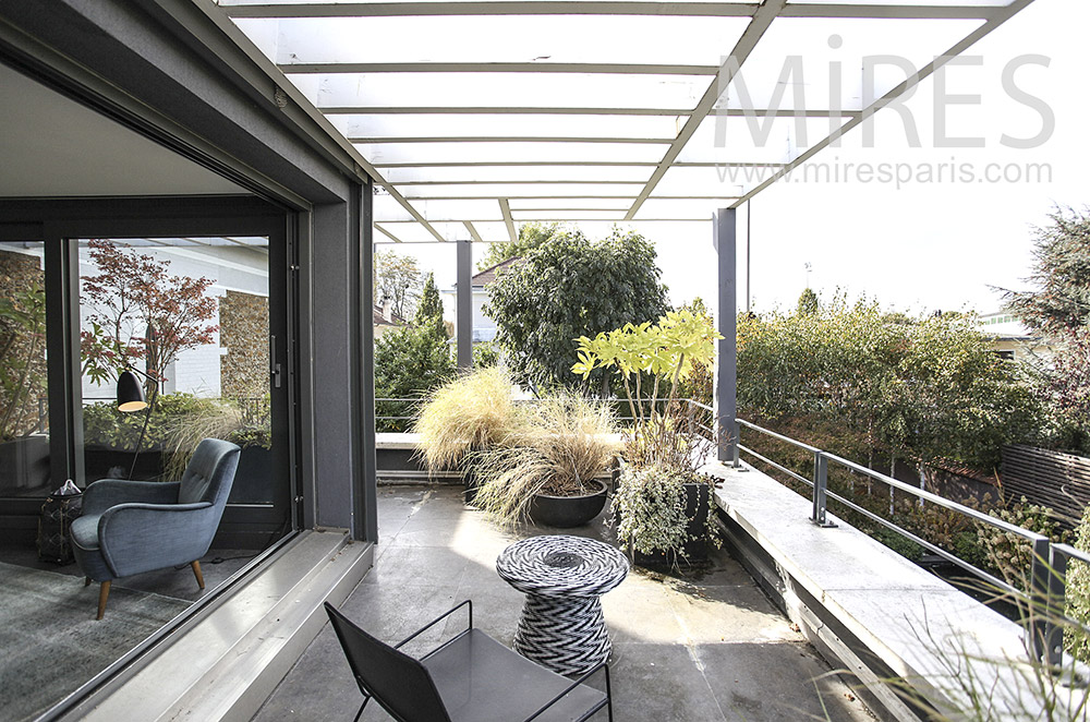 Terrasse avec plantes vertes. C1608