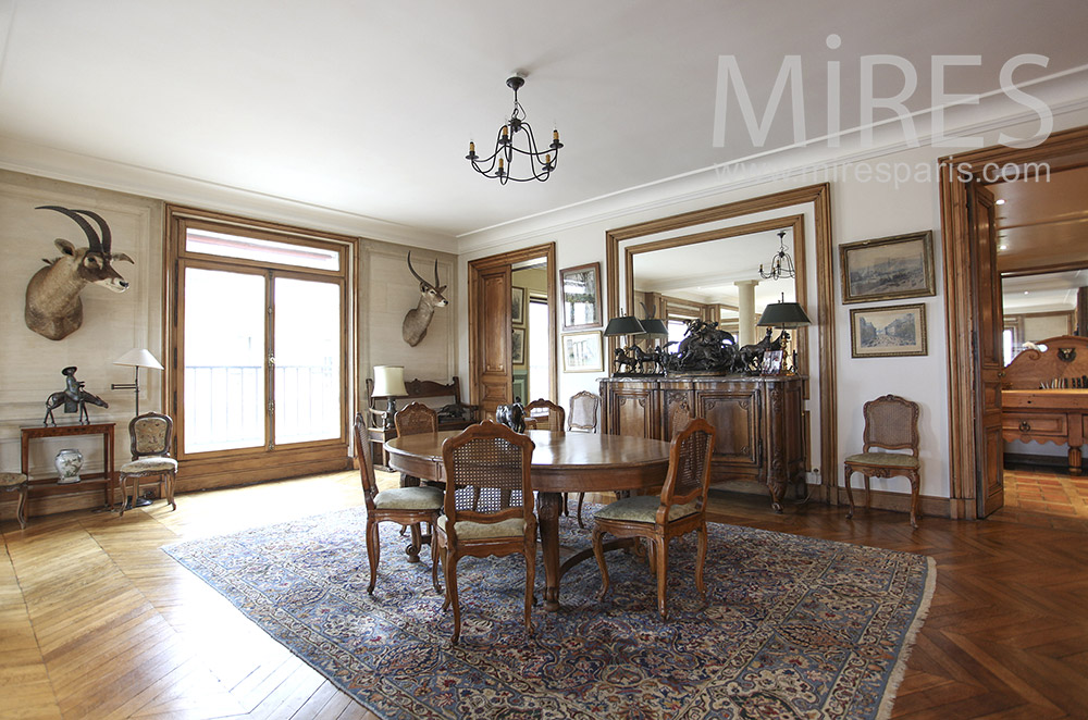 Classic hunting dining room. C0065