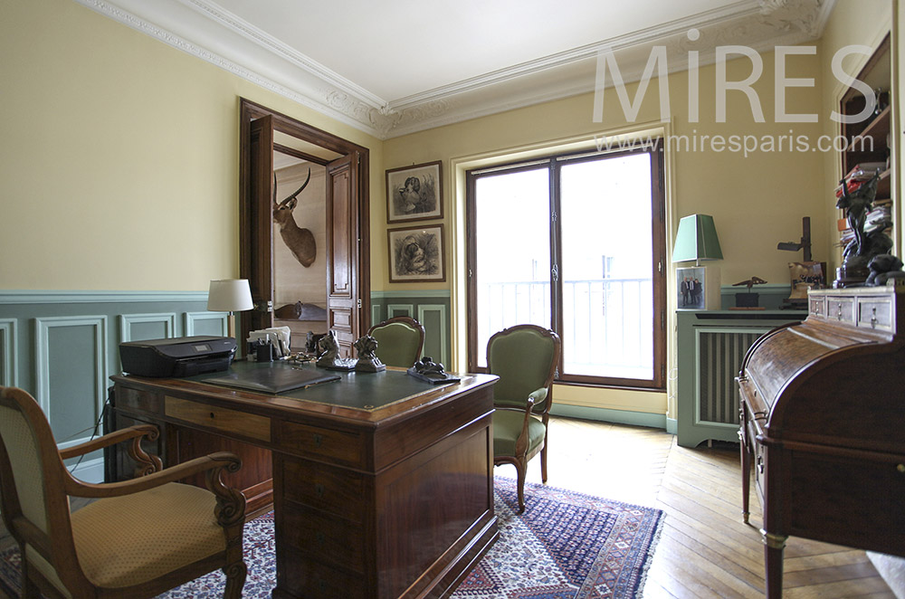 C0065 – Bureau ancien et fauteuils