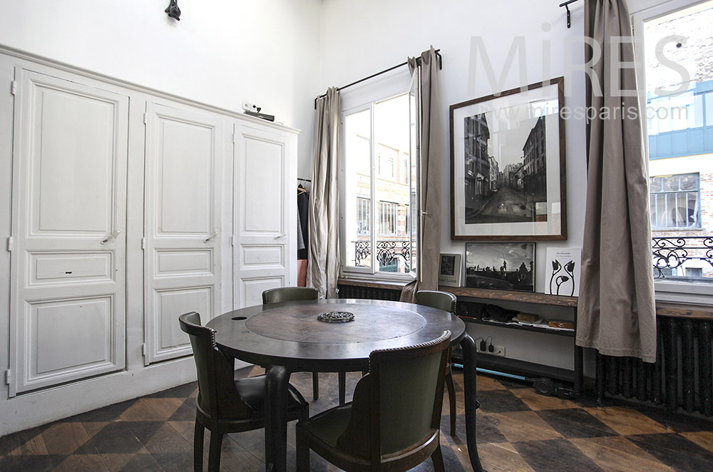 Round table and white cupboards. c0208