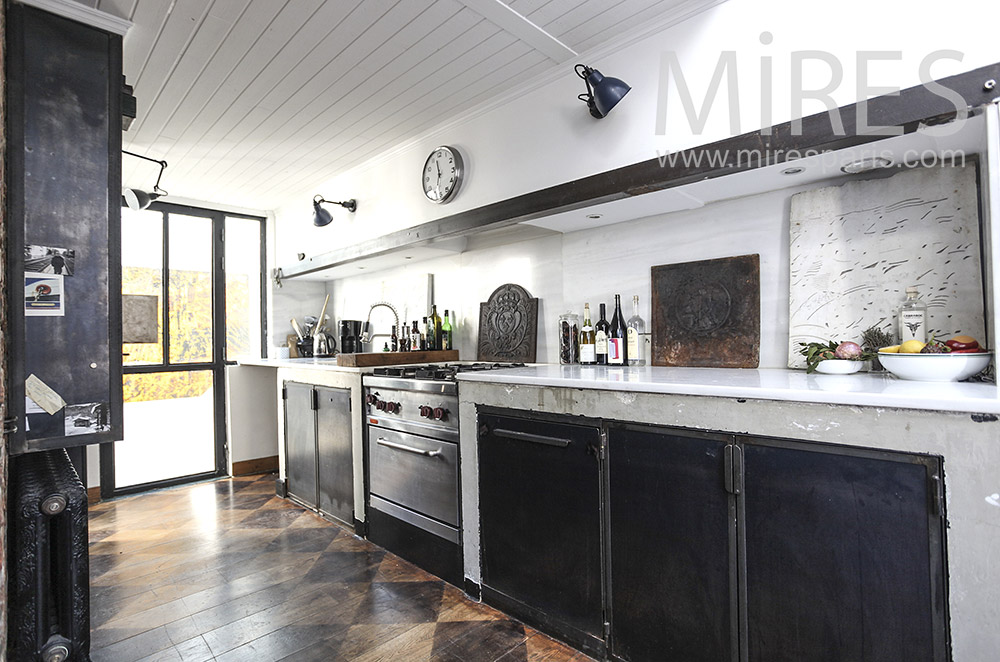 Long kitchen in black and white. c0208